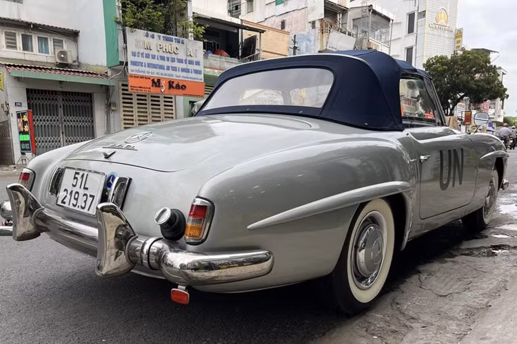 Sức mạnh trên giúp xe có thể tăng tốc từ 0-100 km/h trong vòng 13 giây trước khi đạt đến vận tốc 172 km/h. Thời điểm mới ra mắt, Mercedes-Benz 190 SL có giá bán khoảng 3.998 USD (97 triệu đồng). Sau hơn 60 năm, con số này đã lên khoảng 200.000 USD (hơn 4,8 tỷ đồng).