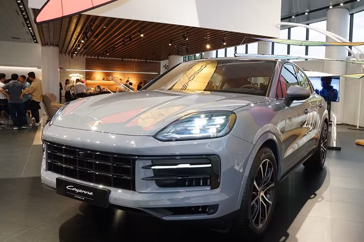 Để tăng trải nghiệm lái, Porsche trang bị cho Cayenne Coupe các chức năng như giới hạn tốc độ chủ động, hỗ trợ đánh lái khẩn cấp, hỗ trợ vào cua, hệ thống điều khiển hành trình thích ứng. Porsche Cayenne bán ra 5 phiên bản tại thị trường Việt Nam với mức giá từ 5,56 tỷ đồng. Bản Coupe của Trung vệ Bùi Hoàng Việt Anh có mức 5,81 tỷ đồng.