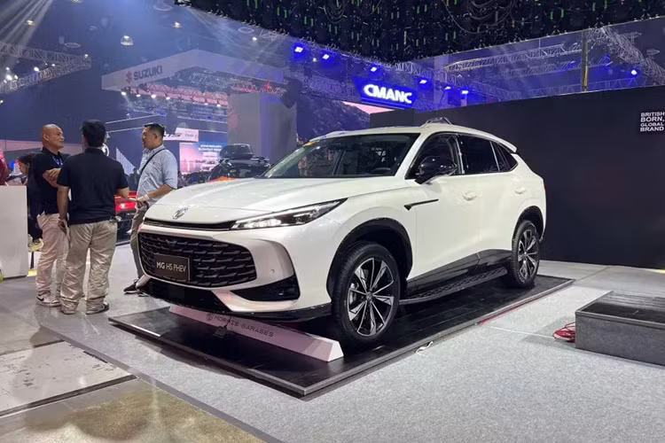  MG HS 2025 mới đã chính thức ra mắt tại sự kiện Goodwood Festival of Speed 2024 diễn ra vào tháng 7 năm nay. Sau thị trường Anh, mẫu SUV cỡ C này đã bất ngờ xuất hiện tại Philippines. Theo đó, trong triển lãm Ô tô Quốc tế Philippines (PIMS) 2024, thương hiệu MG đã mang HS mới đến trưng bày.