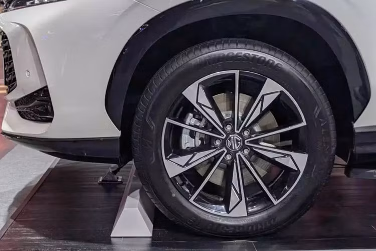 Khi kết hợp cả động cơ xăng và pin, xe có thể chạy hết quãng đường 1.065 km. Pin của xe có thể sạc bằng động cơ hoặc bằng bộ sạc chậm AC 7 kW với thời gian sạc đầy pin trong 4,5 giờ