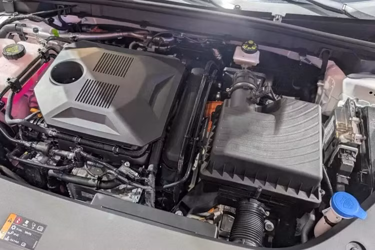 Tùy theo phiên bản, xe sẽ có những trang bị tiêu chuẩn như kết nối Apple CarPlay/Android Auto không dây, sạc điện thoại không dây, hệ thống âm thanh 8 loa, cửa sổ trời toàn cảnh Panorama, cửa cốp chỉnh điện, đèn viền nội thất LED, camera 360 độ và gói công nghệ an toàn chủ động MG Pilot ADAS.