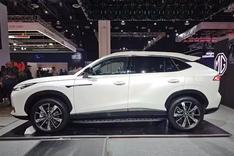 Nhờ đó, mẫu xe SUV MG HS 2025 có thể tăng tốc từ 0-100 km/h trong thời gian 6,8 giây. Ngoài ra, mẫu SUV cỡ C này còn được trang bị pin 24,7 kWh, cho phép xe chạy 121 km mà không tốn 1 giọt xăng.