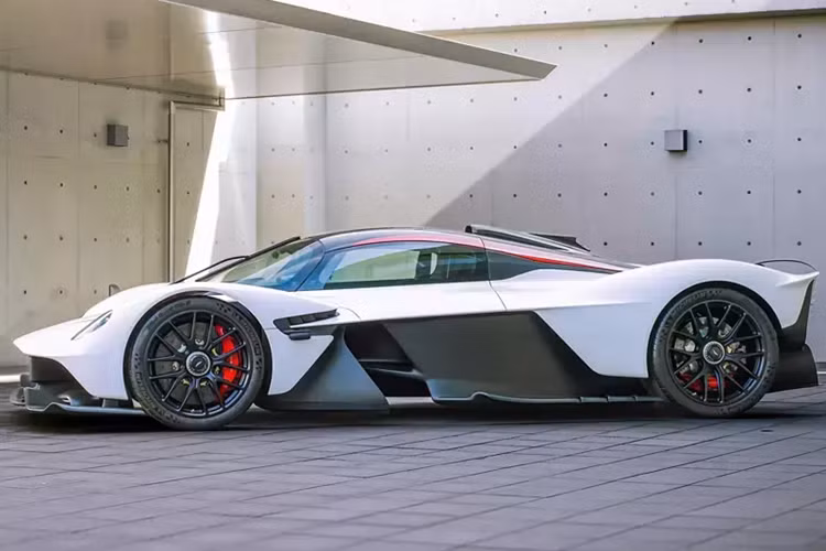 Mong muốn cuối cùng được chứng minh khả năng của chiếc xe, Aston Martin đã trao chìa khóa cho tay đua thử nghiệm và người chiến thắng giải đua 24 giờ Le Mans Darren Turner và để anh ta tự do trên một trong những đường đua nổi tiếng nhất thế giới, Silverstone.