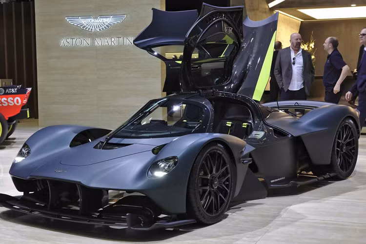 Điều đáng chú ý là khi Aston Martin bắt đầu phát triển Valkyrie, hãng đã tuyên bố rằng nó sẽ nhanh như một chiếc xe Công thức 1. Tuy nhiên, kỷ lục của xe đua F1 tại Silverstone là 1:27.097 và đã được Max Verstappen thiết lập vào năm 2020.