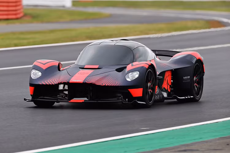 Và vượt ngoài mong đợi, Aston Martin Valkyrie đã phá vỡ kỷ lục Silverstone dành cho xe thương mại hợp pháp khi hoàn thành một vòng đua F1 trong thời gian 1:56,42. Với thời gian hoàn thành một vòng đua là 1:56.42, Valkyrie dễ dàng vượt qua kỷ lục trước đó là 2:06.83 do tay đua Manthey Racing thiết lập trên xe Porsche 911 GT2 RS.