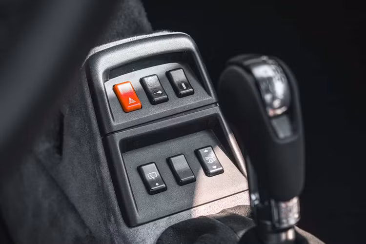 KC Performance thiết kế và chế tạo tấm tiếp hợp riêng để kết hợp với động cơ và hộp số. Von Hooijdonk cho biết, việc thiết kế phụ tùng này bằng SolidWorks không khó, bù lại thì không nhiều người có thể thực hiện công việc CNC đủ chính xác để thực sự tạo ra bộ phận nhôm.