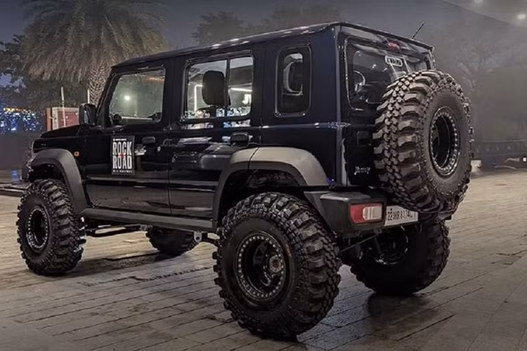 Chiếc Suzuki Jimny 5 cửa độ off-road này cũng được trang bị ốp vòm bánh xe vuông vức hơn, làm nổi bật lên tính thể thao của chiếc SUV. Ngoài ra, chiếc SUV mang thương hiệu Suzuki cũng được trang bị ống thở để nâng cao khả năng lội nước.