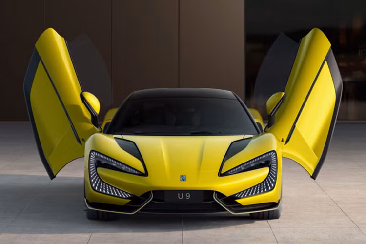 Nếu so với những siêu xe điện khác trên thị trường thế giới như Rimac Nevera có giá hơn 2 triệu USD, siêu xe điện Yangwang U9 vẫn rẻ hơn nhiều. Tuy nhiên, tân binh nhà BYD sở hữu sức mạnh không thể sánh với Rimac Nevera.