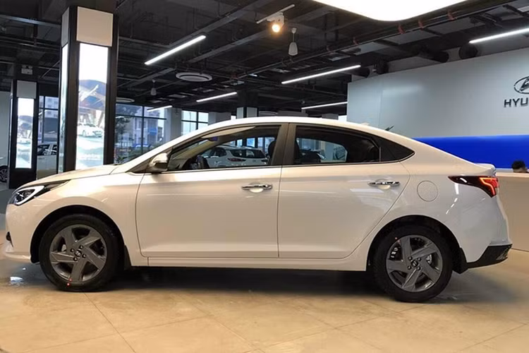 Trang bị an toàn Hyundai Accent 2023 tương đối đầy đủ với hệ thống chống bó cứng phanh (ABS), phân bổ lực phanh điện tử (EBD), hỗ trợ lực phanh khẩn cấp (BA), cân bằng điện tử (ESC), kiểm soát thân xe (VSM), hệ thống chống trộm Immobilizer, hệ thống hỗ trợ khởi hành ngang dốc (HAC), cảm biến lùi và 6 túi khí.