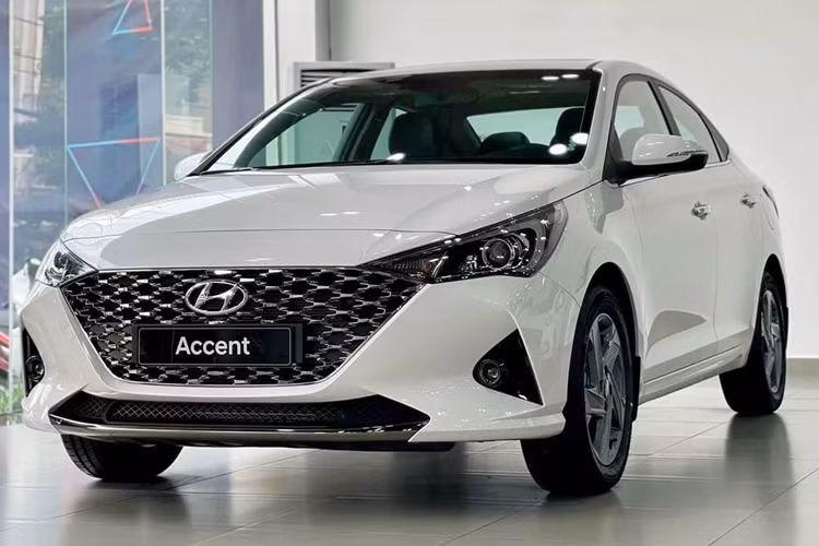 Nội thất các phiên bản cao cấp được bọc da, vô lăng bọc da tích hợp điều khiển đa chức năng, điều hòa tự động, cửa sổ trời, cửa gió hàng ghế sau, đèn pha tự động, gạt mưa tự động, gương chiếu hậu chống chói tự động, cốp sau mở điện thông minh.