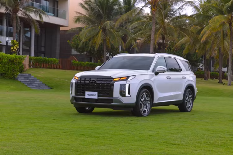 Xe được tích hợp thống Drive Mode với 4 chế độ: Eco - Comfort - Sport - Smart mang đến những trải nghiệm khác nhau cho mỗi khách hàng. Hệ thống này can thiệp vào tốc độ chuyển số, độ nặng nhẹ vô lăng, độ nhạy chân ga... đáp ứng từ nhu cầu nhẹ nhàng êm mái ở chế độ Eco hay thể thao, uy lực tại chế độ Sport.