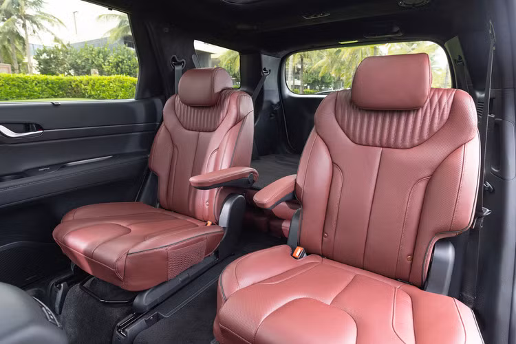 Các trang bị trên 2 phiên bản Hyundai Palisade không khác biệt nhiều so với xe đang bán tại Việt Nam. Hyundai Palisade được trang bị động cơ dầu R 2.2 (mã hiệu D4HB) cho công suất tối đa 200 mã lực tại 3.800 vòng/phút cùng Momen xoắn cực đại 440Nm ngay từ 1.750 vòng/phút. Đi kèm với động cơ này là hộp số tự động 8 cấp.