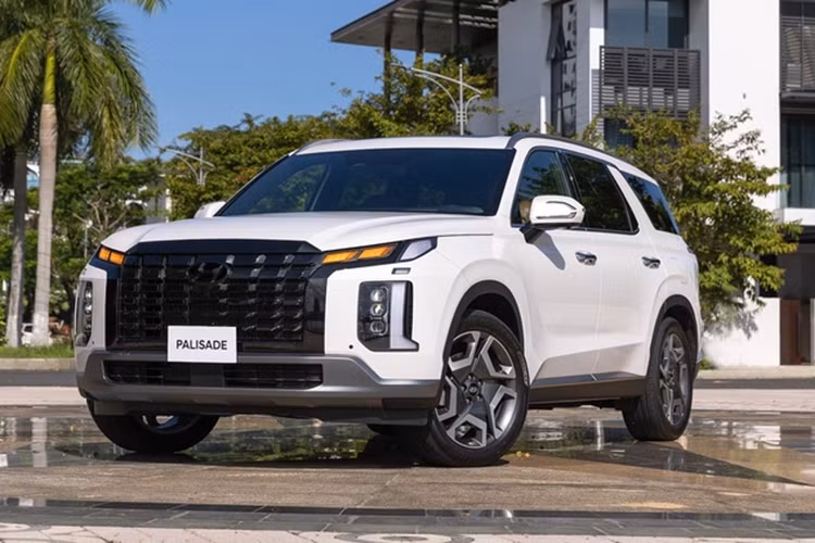 Tại Thái Lan, mức giá xe Hyundai Palisade 2024 sẽ có 2 phiên bản (Nhập khẩu nguyên chiếc Việt Nam): 2.2 Diesel Turbo 2WD giá 2.299.000 baht (1,7 tỷ đồng). 2.2 Diesel Turbo 4WD giá 2.499.000 baht (1,86 tỷ đồng). Hyundai Palisade là SUV 3 hàng ghế, 7 chỗ, cửa sổ trời 2 ngăn, full hệ thống SMARTSENSE, bảo hành 7 năm hoặc 150.000 km.