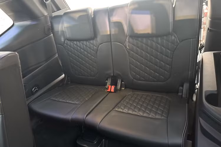 Ford Everest Platinum 2024 có dung tích cốp 199 lít, tăng lên 876 lít (nếu gập hàng ghế thứ 3) và 1.796 lít (nếu gập hàng ghế thứ 2 và 3). Cốp xe có thể đóng mở điện, có thể chỉnh chiều cao cốp.