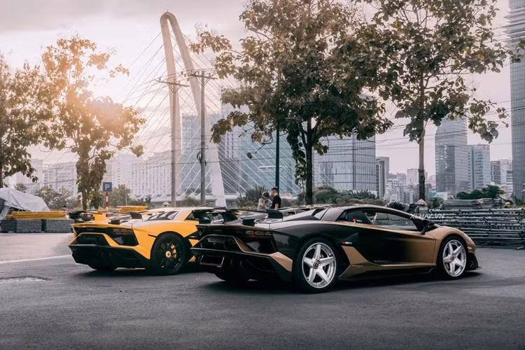 Lamborghini Aventador SVJ hàng độc này sở hữu khối động cơ hút khí tự nhiên V12 6.5L sản sinh công suất 770 mã lực và mô men xoắn cực đại 720 Nm, giúp xe tăng tốc từ 0 - 100 km/h chỉ trong 2,8 giây trước khi cán tốc độ tối đa hơn 350 km/h.