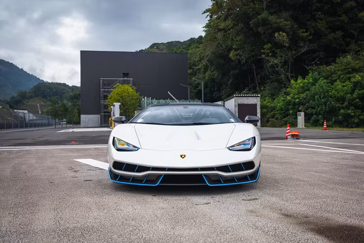 Nguyên bản, Lamborghini Centenario Roadster mui trần được phát triển dựa trên Aventador và được ra mắt để kỷ niệm 100 năm ngày sinh của Ferruccio Lamborghini. Thương hiệu chỉ sản xuất tổng cộng 20 chiếc Coupe và 20 chiếc Roadster.