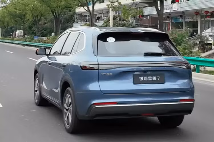 Hiện tại, công suất của động cơ vẫn chưa được tiết lộ. Thời gian tăng tốc từ 0 – 100 km/h của Geely Galaxy Starship 7 là 7,5 giây.