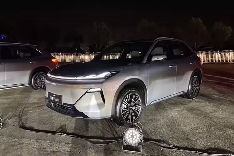Vào ngày 4 /11/2024 vừa qua, Geely Galaxy chính thức ra mắt mẫu SUV Starship 7 được trang bị hệ thống hybrid cắm điện NordThor 2.0 của Geely và được xây dựng dựa trên nền tảng GEA. Đợt bán Geely Galaxy Starship 7 PHEV 2025 mới đã mở vào ngày 8/11.