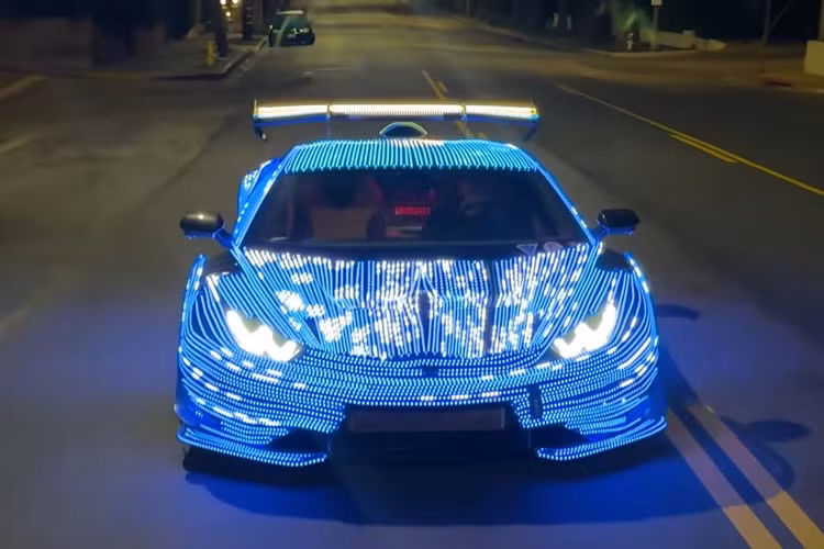 Lamborghini Huracan bản độ cây thông giáng sinh di động này vẫn sử dụng động cơ V10 hút khí tự nhiên 5.2L cho ra công suất tối đa 601 mã lực và 560 Nm mô-men xoắn.