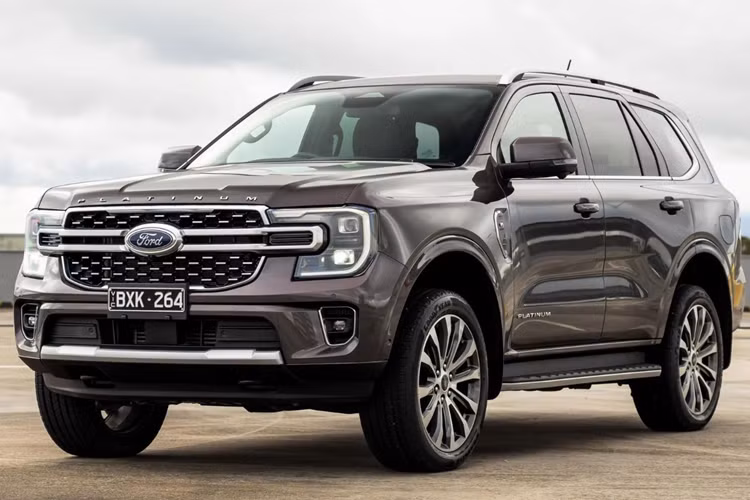 Ngoài động cơ khác biệt thì khả năng cao các trang bị khác của Ford Everest V6 Platinum đều có nét tương đồng với bản Platinum trước đó. Xe vẫn có lưới tản nhiệt cùng gương, tay nắm và bậc cửa được mạ chrome nổi bật.