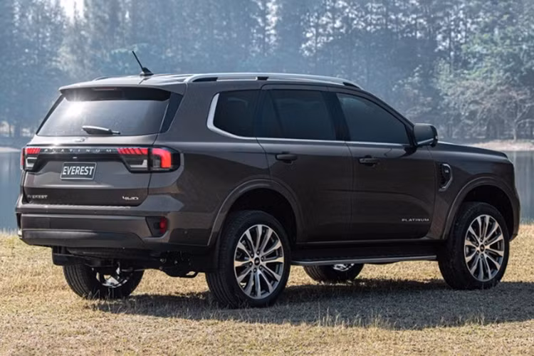 Hiện Ford chưa chia sẻ nhiều thông tin về phiên bản Ford Everest V6 2024 mới này. Chỉ biết rằng, bản mới này sẽ được trang bị bộ mâm hợp kim 21 inch tiêu chuẩn cùng nội thất xe có 12 loa Bang &amp; Olufsen.