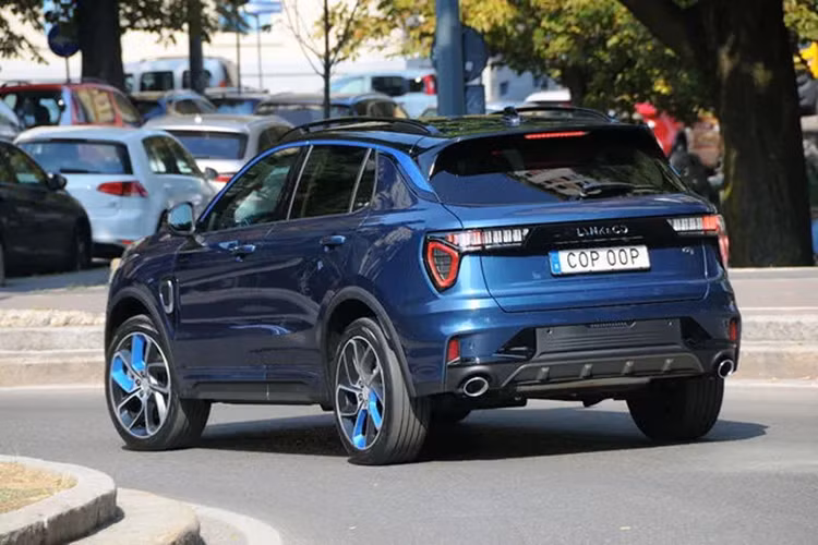 Dùng chung khung gầm với Lynk &amp; Co 01 và Volvo XC40, 05 có kích thước dài x rộng x cao lần lượt 4.592 x 1.879 x 1.628 mm cùng chiều dài cơ sở 2.734 mm.