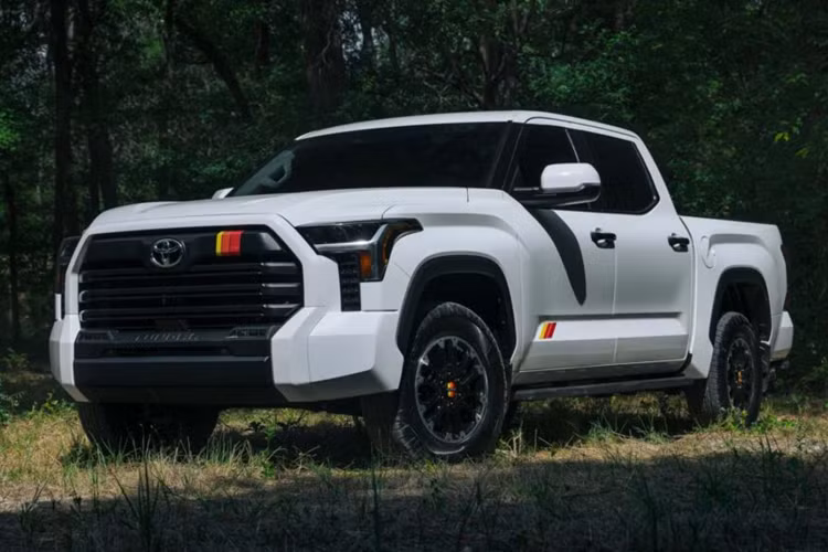 Phiên bản Toyota Tundra hybrid 2025 độ TRD Rally lấy cảm hứng từ Baja được bổ sung thêm các tính năng mới trong dòng Tundra như ghế massage, cửa thùng sau chỉnh điện với hỗ trợ nâng đầu gối và Gói Tow Tech mới dành cho những khách hàng sử dụng thêm xe kéo.