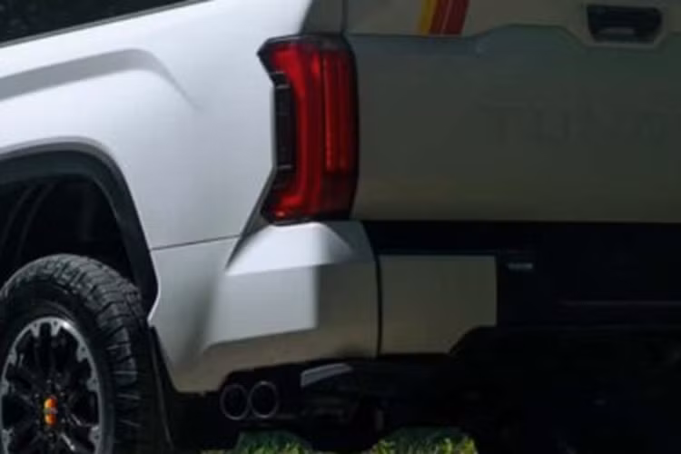 Giống như hầu hết các xe tải cỡ lớn, Tundra cung cấp một số tính năng liên quan đến sức kéo, bao gồm cả Gói Tow Tech mới. Bên cạnh Màn hình xem toàn cảnh (PVM), hệ thống này còn bổ sung thêm hệ thống camera xe kéo không dây mới dưới dạng tùy chọn được lắp đặt tại nhà máy.