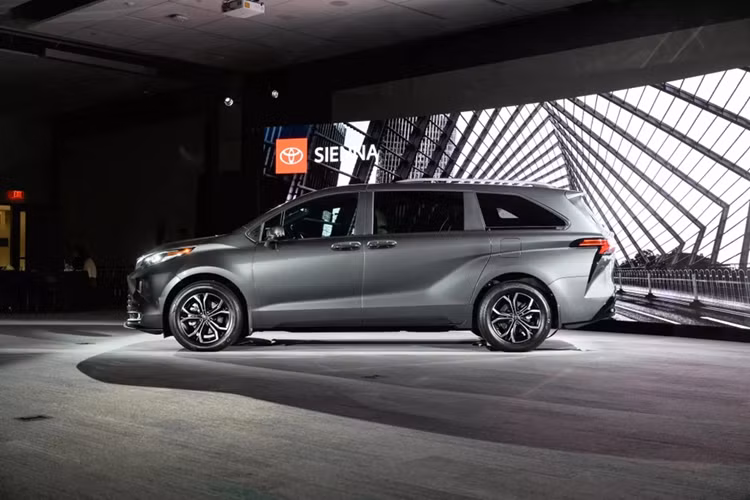 Tuy nhiên, để kích hoạt, chủ xe cần đăng ký gói Safety Connect 10 năm. Cung cấp sức mạnh cho Toyota Sienna 2025 là hệ truyền động hybrid với sự kết hợp của động cơ xăng 2.5L với hai mô-tơ điện và pin Ni-MH, hộp số eCVT, cho tổng công suất 245 mã lực. 