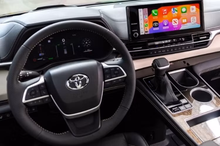 Toyota Sienna 2025 sở hữu các trang bị hiện đại như: cụm đồng hồ kỹ thuật số 12,3 inch hỗ trợ kết nối Apple CarPlay/Android Auto không dây, màn hình HUD, hệ thống âm thanh 12 loa JBL có công suất 1.200W, điều hòa tự động 4 vùng độc lập, tính năng phát Wi-Fi cho tối đa 5 thiết bị di động, ổ cắm có công suất đầu ra tối đa 1.500W ở cốp xe.
