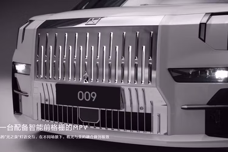 Ngoài ra, nội thất của xe còn được bọc bằng chất liệu cao cấp mềm mại hơn. Ghế được bọc da Nappa đồng thời có đủ các tính năng thông hơi, massage và sưởi ấm. Tựa đầu ghế được tích hợp loa để mang đến trải nghiệm âm thanh ấn tượng hơn. Trong khi đó, trần xe được bọc bằng chất liệu da lộn Ultrasuede.