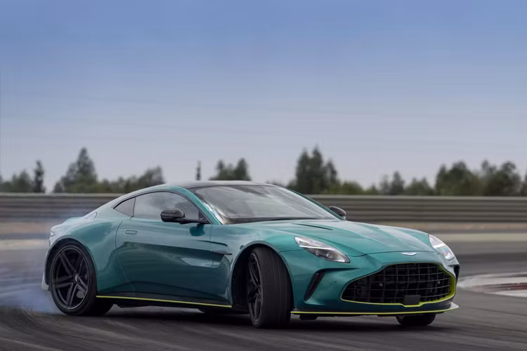 Tiếp theo là Valour, mẫu xe được tạo ra để kỷ niệm 110 năm thành lập Aston Martin. Với hộp số sàn 6 cấp được thiết kế riêng, kết hợp độc đáo với động cơ Twin-Turbo V12 5.2 lít để mang lại sự tương tác tối đa cho người lái và sức hấp dẫn cổ điển vượt thời gian, Valour là chiếc xe cuối cùng của kỷ nguyên.