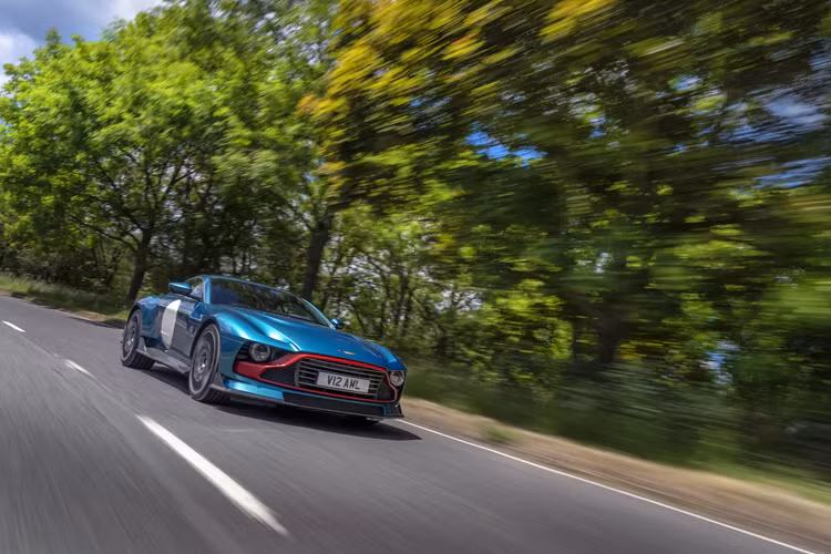 Tham gia cùng tất cả các mẫu xe tại Goodwood là chiếc Super Tourer đầu tiên trên thế giới, Aston Martin DB12 và là chiếc đầu tiên của thế hệ xe thể thao mới.