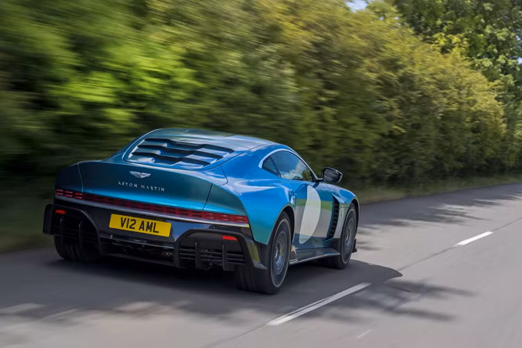 Aston Martin Vantage mới cũng sẽ là mẫu đại diện trong giải đua xe thể thao và được sử dụng làm Xe an toàn FIA chính thức của Công thức 1 và bởi chiếc xe đua Vantage GT3 mới cho năm 2024, giải đấu này sẽ tranh tài trên toàn cầu, bao gồm cả FIA World.