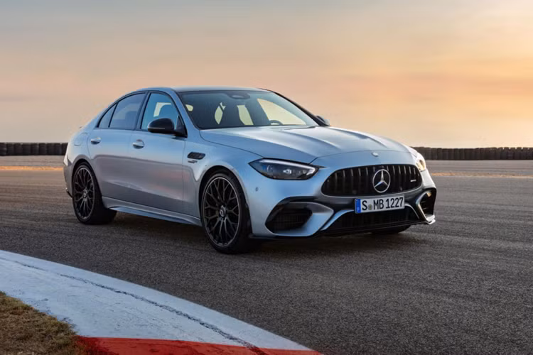 Mercedes-AMG C63 S E Performanc2024 mới là phiên bản cao cấp nhất của dòng C-Class, xếp trên C 43 S Performance (giá 2,96 tỷ đồng). Mercedes AMG C63 S E Performance thế hệ mới được trang bị động cơ hybrid sạc điện với máy xăng 4 xy lanh thẳng hàng 2.0 lít đi kèm mô tơ điện cho tổng công suất 671 mã lực và mô men xoắn cực đại 1.020 Nm.