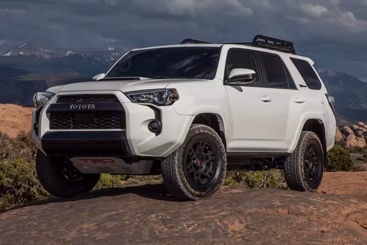 Ngoài ra, động cơ của hai mẫu SUV này nhiều khả năng cũng không giống nhau. Nếu như Toyota Land Cruiser Prado 2024 dùng hệ truyền động hybrid i-Force Max ở thị trường Mỹ thì 4Runner mới được đồn sẽ sở hữu động cơ xăng 4 xi-lanh, tăng áp, dung tích 2.5L yếu hơn. 