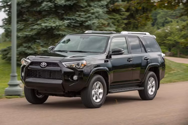 Bên cạnh đó là cụm đèn hậu mới với thiết kế nằm dọc. Logo "4Runner" trên cửa cốp không còn nằm bên dưới logo hãng Toyota nữa mà chuyển xuống vị trí thấp hơn, gần với cản sau. Bên trong Toyota 4Runner 2025 là không gian nội thất hiện đại và công nghệ cao hơn.