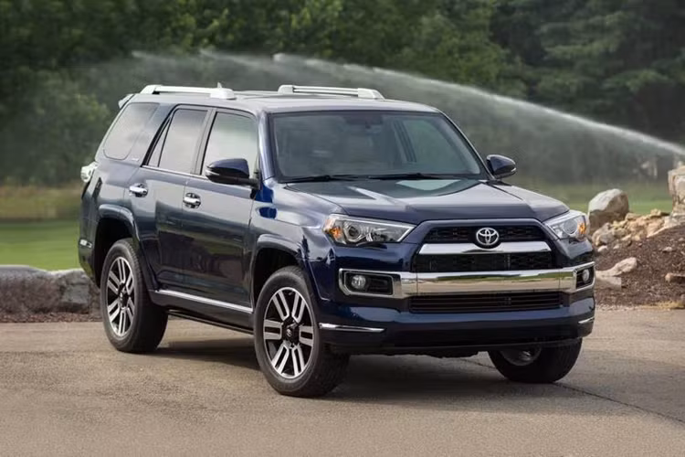  Toyota 4Runner thế hệ hiện tại đã có mặt trên thị trường từ năm 2009 và không có nhiều thay đổi. Tuy nhiên, mẫu SUV dùng khung gầm sát-xi rời này vẫn được ưa chuộng nhờ khả năng vượt địa hình tốt và sự bền bỉ. Do đó, thông tin về thời điểm ra mắt của Toyota 4Runner 2025 mới chắc hẳn sẽ thu hút không ít sự chú ý.