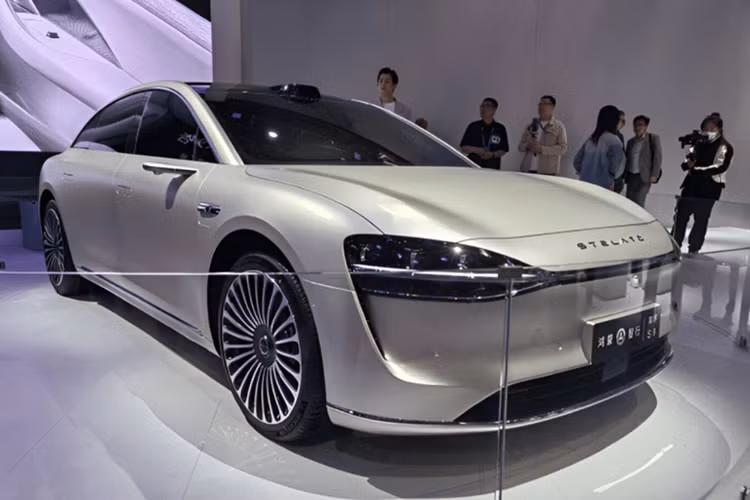 Stelato S9 kế thừa ngôn ngữ thiết kế từ Luxeed S7, một mẫu sedan điện khác có kích thước nhỏ hơn do Huawei và Chery sản xuất. Xe được trang bị camera thay gương chiếu hậu và tay nắm cửa ẩn để cải thiện khả năng khí động học.
