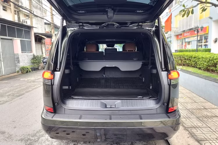 Lexus GX 550 2024 là thế hệ thứ 3 của dòng xe này. Xe sở hữu thiết kế nam tính, chắc chắn với hệ khung gầm rời của một chiếc SUV thực thụ. Lexus GX có kích thước tổng thể dài x rộng x cao lần lượt là 4.960 x 1.980 x 1.865 (mm), trục cơ sở 2.850 và khoảng sáng gầm 220 mm. So với thế hệ trước, xe dài hơn 80 mm, rộng hơn 95 mm, cao hơn 50 mm.