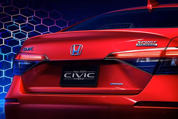 Dù không trực tiếp đề cập, nhưng Honda Civic facelift 2024 mới được hãng hé lộ cũng sẽ được ra mắt cùng với phiên bản nâng cấp giữa vòng đời cho toàn bộ dòng Civic. Điều này được chứng minh qua thiết kế.
