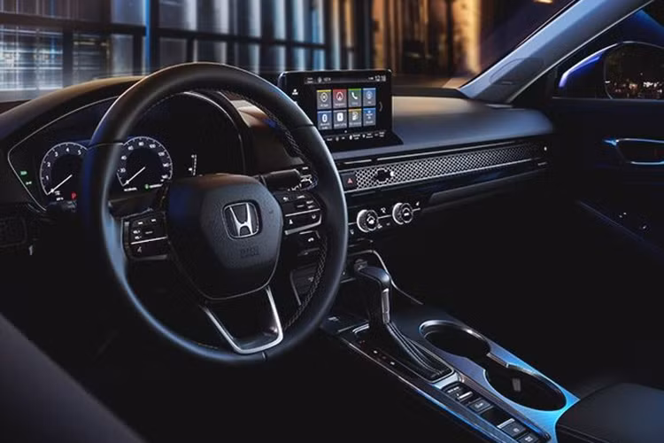 Honda cũng cho biết Civic mới sẽ nhận được “những cải tiến về tính năng”. Khả năng chiếc xe sẽ được trang bị hệ thống thông tin giải trí được cập nhật từ Accord mới, cùng những thứ khác đáng tiền hơn.