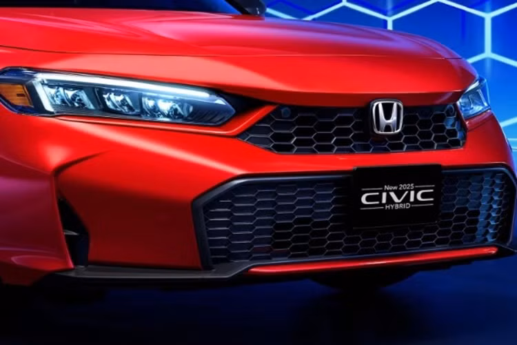 Cụ thể Civic 2024 có phần đầu mới giống y hệt như Civic RS hatchback cũng vừa được hé lộ tại Nhật Bản. Tuy nhiên xe có thêm mâm 7 cây phay kim cương 2 tông màu đẹp mắt và có vẻ như là đèn hậu màu khói.