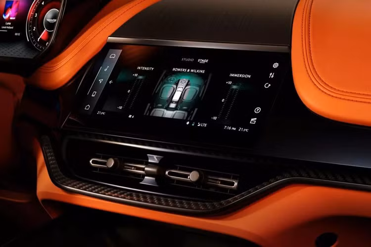 Hệ thống hiển thị cũ đến từ thương hiệu Mercedes đã được thay bằng màn hình cảm ứng “Pure Black” 10,25 inch hiện đại hơn, kết hợp với cụm đồng hồ kỹ thuật số 12,3 inch - lớn hơn 1,5 inch so với màn hình trên DB12 và Vantage.