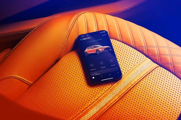 Theo Aston Martin, “mọi khu vực nội thất đều đã được nâng cấp” với nhiều tùy chọn cá nhân hóa hơn và các vật liệu mới như gỗ sồi hun khói bóng, lưới titan bóng, gỗ ziricote, lớp sơn mài piano và các chi tiết ốp bằng sợi carbon.