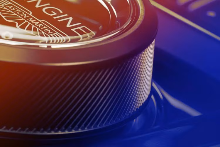 Điểm thay đổi ấn tượng đầu tiên phải nhắc đến bên trong cabin của Aston Martin DBX707 2025 là hệ thống thông tin giải trí mới, đã có trên xe thể thao DB12 và Vantage, tích hợp các tính năng kết nối mới nhất bao gồm Apple CarPlay/ Android Auto không dây, cùng với nhiều kết nối USB-C và kết nối trực tuyến đầy đủ được hỗ trợ bởi app riêng của Aston Martin.