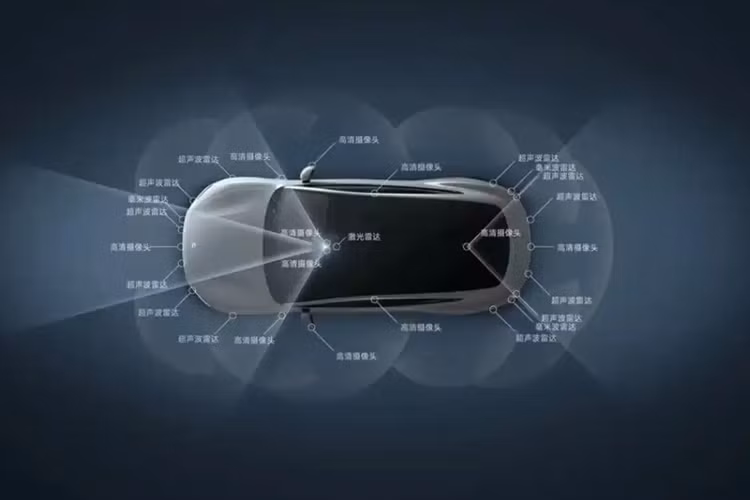Mặc dù chính thức là một chiếc SUV, nhưng kiểu dáng của chiếc xe này rất thấp, và nhiều người đã chỉ ra rằng chiếc xe có hình dạng và hình bóng tương tự như Ferrari Purosangue. Tuy nhiên, cũng dễ thấy rằng một số yếu tố thiết kế của SU7 được chuyển sang chiếc xe mới, chẳng hạn như đèn pha, đèn hậu, cửa không khung và tay nắm cửa bán ẩn.