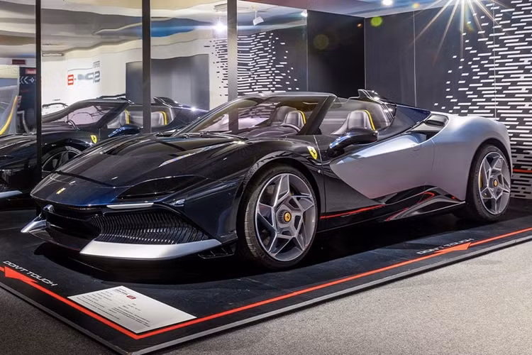 Siêu xe Ferrari SP-8 không mui là tác phẩm của bộ phận Special Projects với thiết kế khí động học độc đáo, dành riêng cho một đại gia đến từ Đài Loan và sẽ không có chiếc thứ hai trên thế giới. Sở dĩ xe có tên Ferrari SP-8 là bởi theo văn hóa Á Đông, số 8 thể hiện cho sự may mắn.