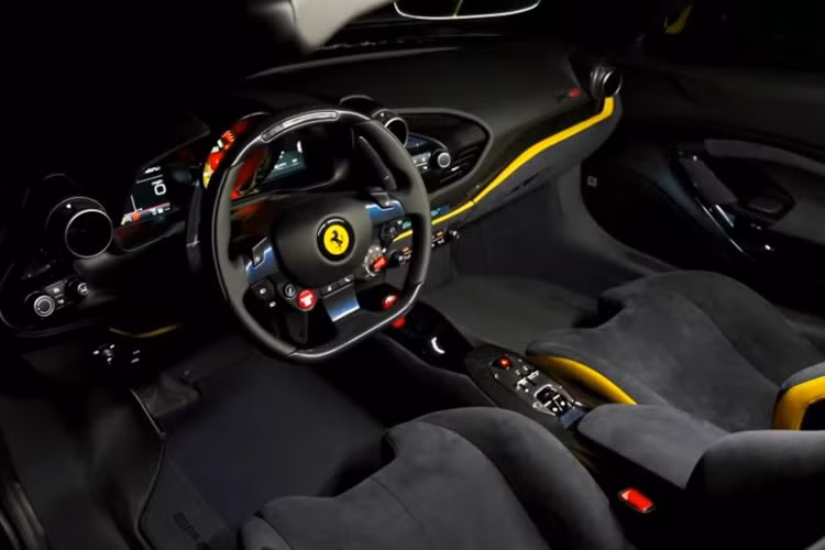 Ferrari cho biết, họ đã dành rất nhiều thời gian để hoàn thiện thân xe thông qua mô phỏng máy tính CFD, thử nghiệm phòng gió và kiểm tra trên đường đua để đảm bảo chiếc xe vẫn thoải mái và yên tĩnh ngay cả khi không có mui.