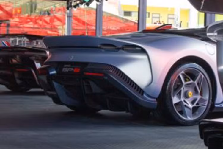 Dù được phát triển dựa trên F8 Spider nhưng một số khu vực trong khoang lái của SP-8 cũng được “mượn” từ những “người anh em” khác. Chẳng hạn như bảng điều khiển trung tâm và khu vực hộp số F1 của xe dựa trên chiếc SF90 Stradale nhưng đã được thiết kế lại hoàn toàn.